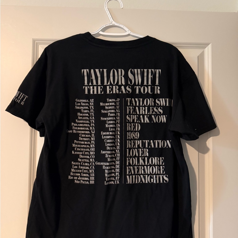 Taylor Swift Black Tour T-Shirt - Picture 2 of 3